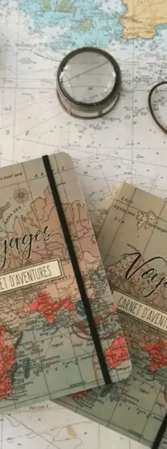 carnets de voyage sur fond de carte du monde avec boussole