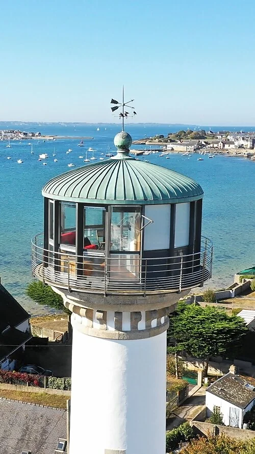 Vue du phare de Kerbel avec la baie en fond